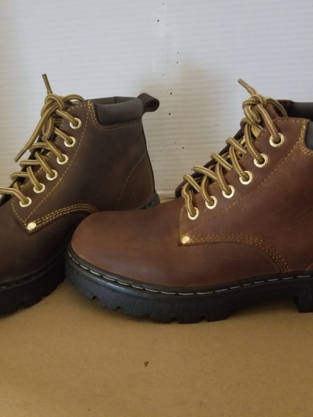 Women's Root leather ankle boots size 8W, never Used